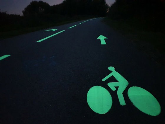Vélo de nuit : expérimentation de pistes cyclables fluorescentes